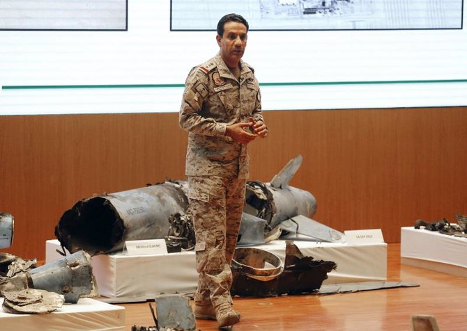 Juru bicara militer Saudi Kolonel Turki al-Maliki menampilkan rudal jelajah Iran dan drone yang digunakan dalam serangan yang menargetkan industri minyak Arab Saudi, dalam konferensi pers di Riyadh, 18 September 2019. (AFP)