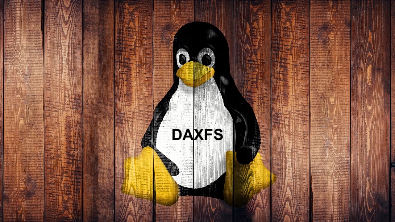 Logo Linux Tux avec inscription DAXFS sur fond bois, symbolisant le nouveau système de fichiers en accès direct