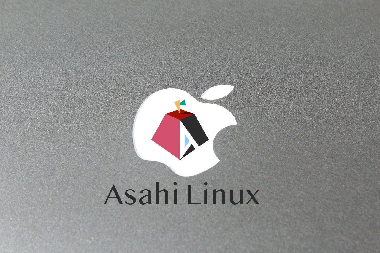 Logo Asahi Linux (une montagne stylisée aux couleurs d'Apple) incrusté sur le logo blanc d'Apple, posé sur une surface métallique grise texturée. Le texte "Asahi Linux" est écrit en dessous en police sérif.