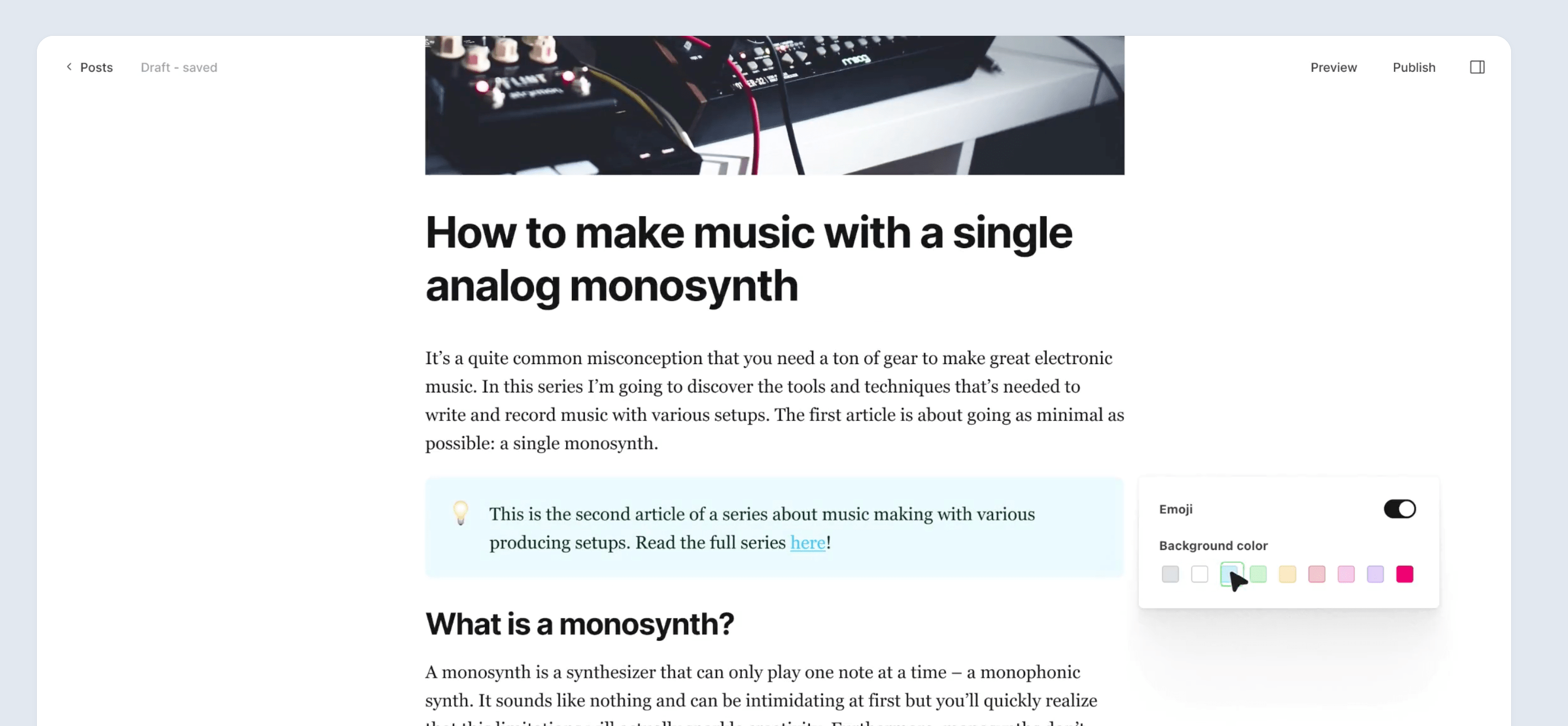 Interface de l'éditeur de texte de Ghost CMS en mode brouillon sur fond blanc. Le titre de l'article est "How to make music with a single analog monosynth". Une boîte contextuelle d'option en bas à droite permet de choisir la couleur d'arrière-plan du bloc avec un curseur actif sélectionnant une teinte verte. En haut, une image d'illustration montre un synthétiseur modulaire noir.