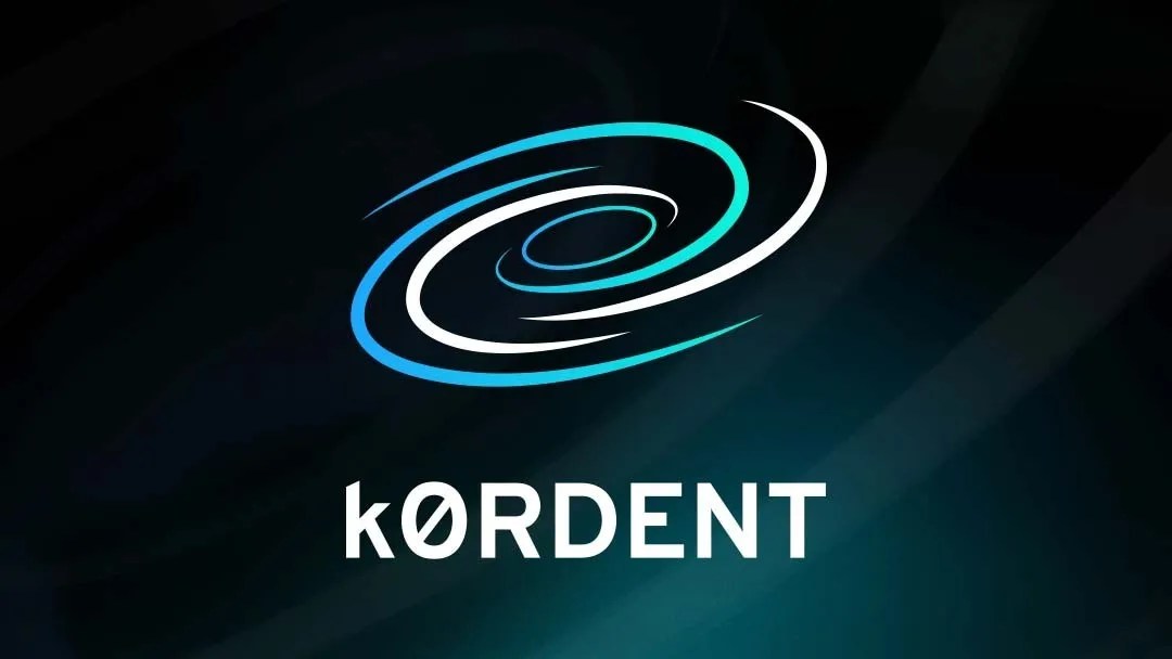 Logo officiel de k0rdent représentant une spirale ou un vortex elliptique en dégradé de bleu clair, de turquoise et de blanc sur un fond dégradé noir et bleu nuit. En dessous, le nom KØRDENT est écrit en lettres capitales blanches épaisses avec un zéro barré scandinave.
