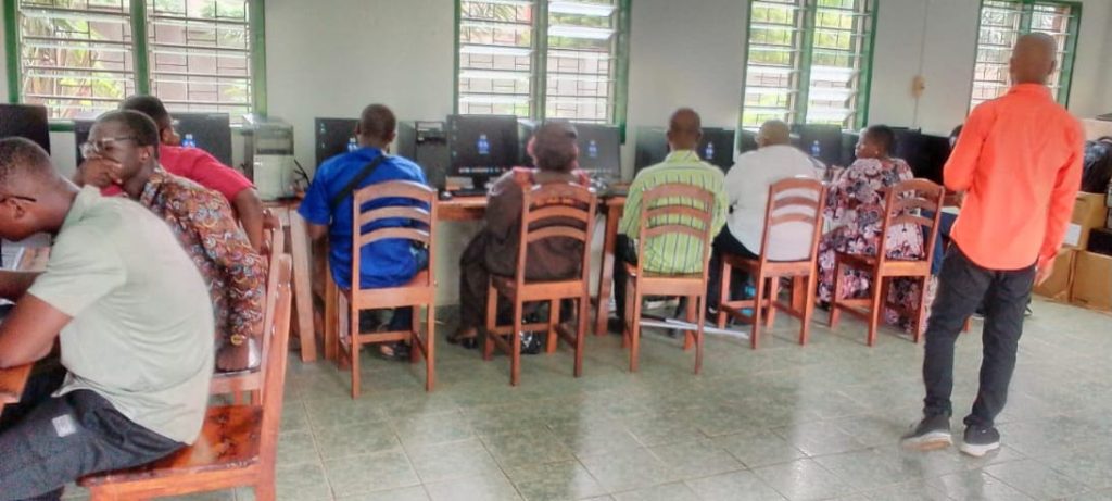 Salle de formation informatique au Centre Polyvalent Saint-Augustin de Lomé avec les participants apprenant l'usage d'Emmabuntüs
