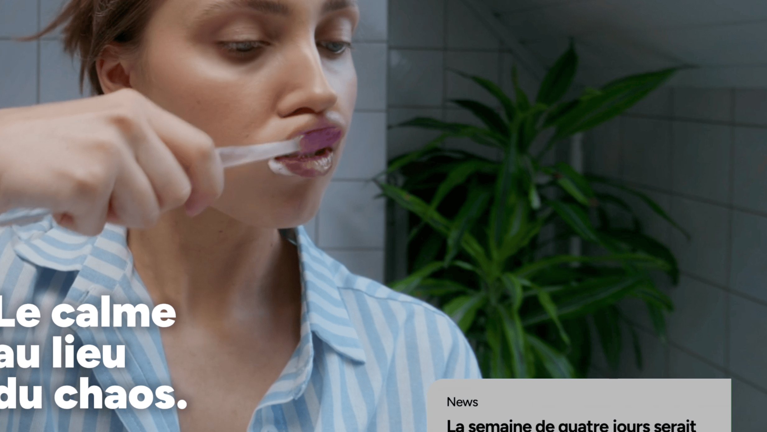 Jeune femme se brossant les dents avec le slogan Le calme au lieu du chaos de la plateforme Gander Social