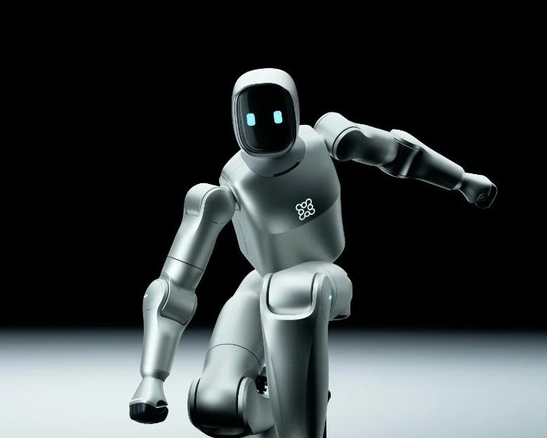 Robot humanoïde compact Zeroth Bridge posant sur un genou dans une finition métallique