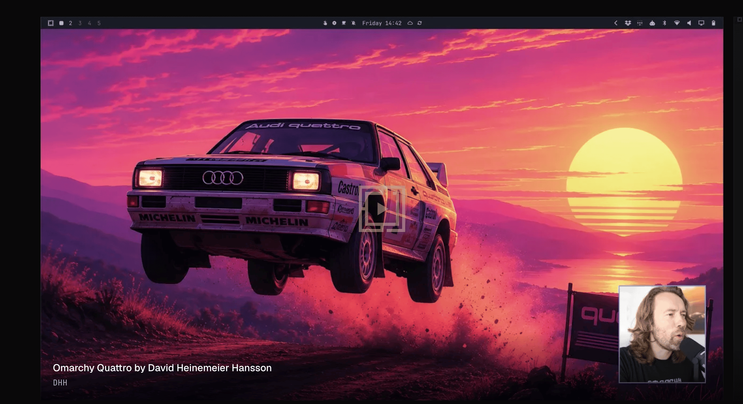 Fond d'écran rétro Omarchy Quattro avec une voiture de rallye sautant devant un coucher de soleil et portrait de David Heinemeier Hansson