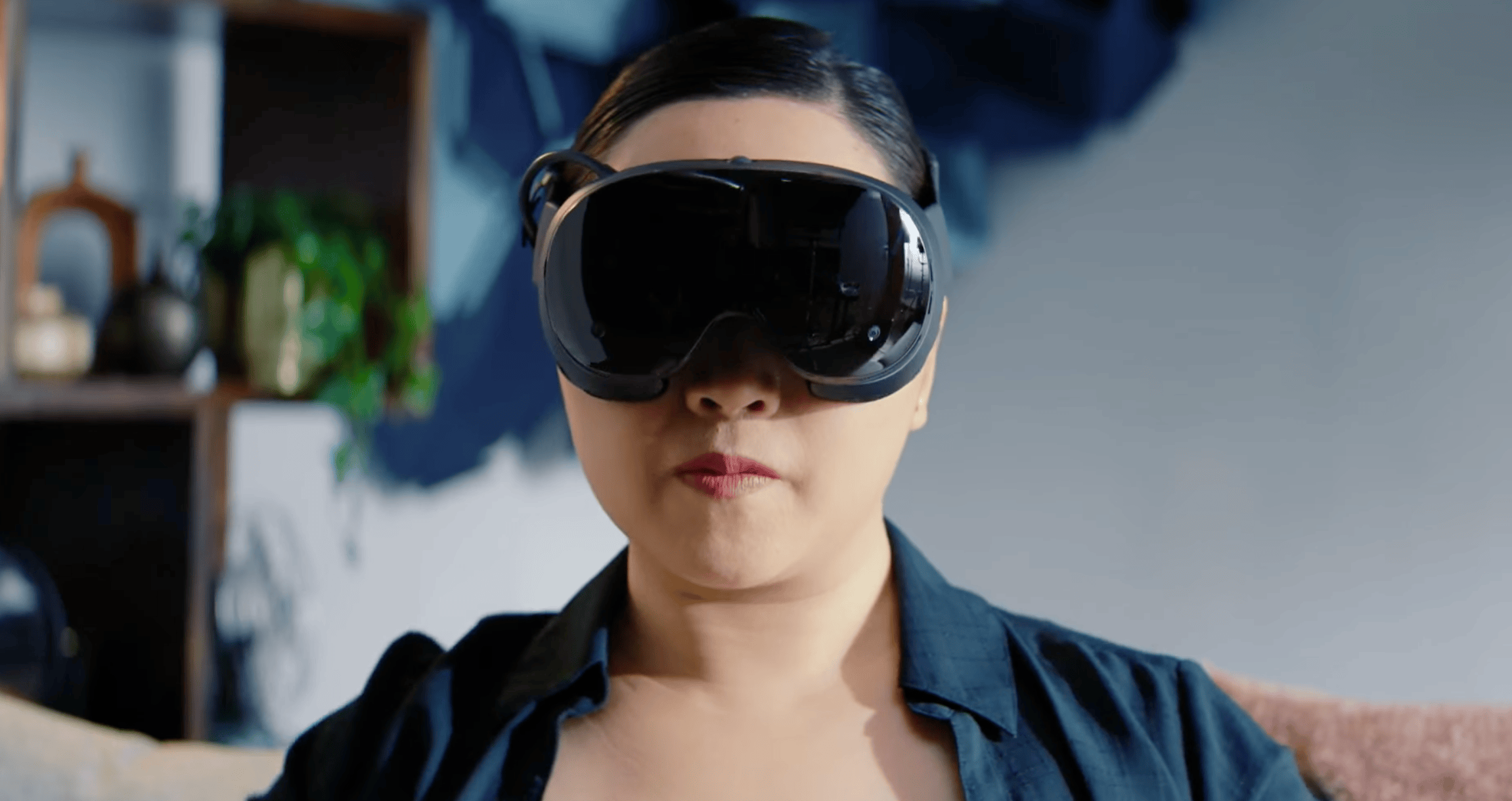 Personne portant un casque de réalité virtuelle autonome sur le visage