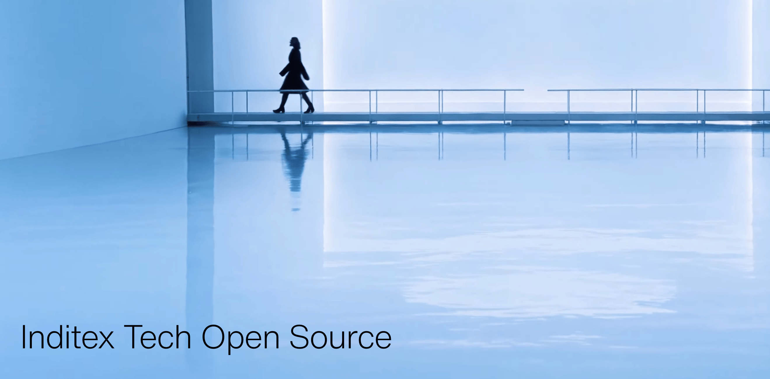 Silhouette marchant sur une passerelle blanche au-dessus d'une surface d'eau pour Inditex Tech Open Source