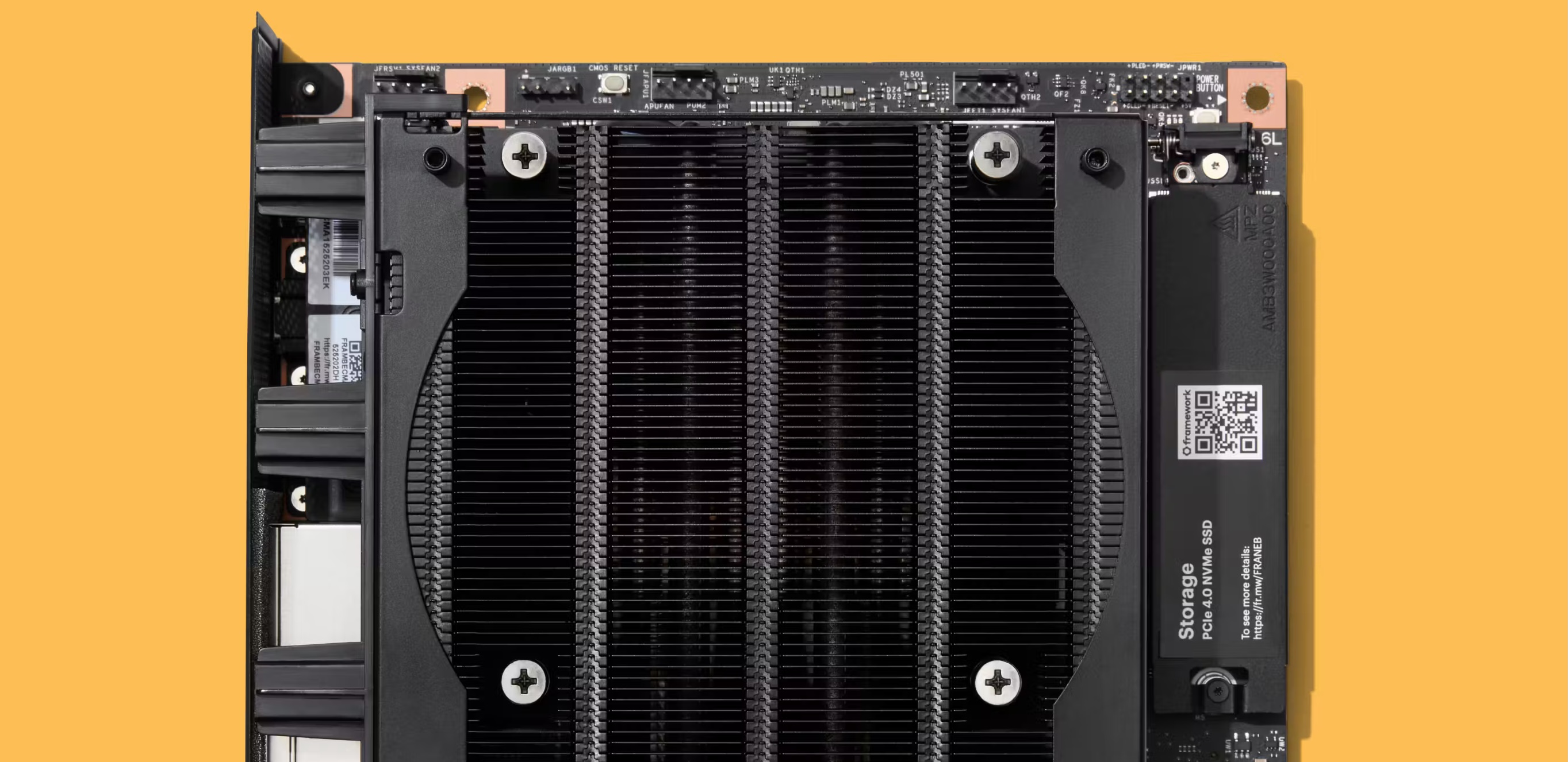 Carte mère Mini-ITX Framework Desktop avec radiateur noir massif sur fond jaune