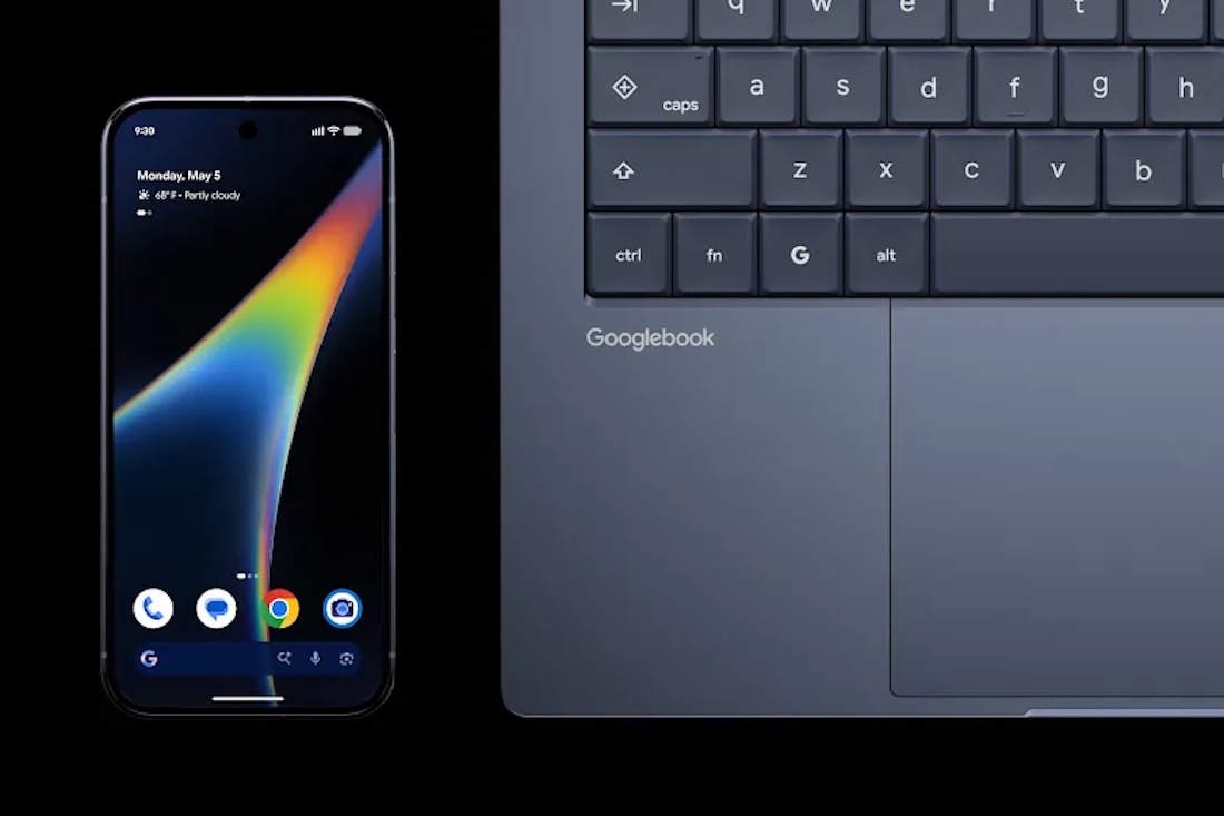 Clavier noir d'un PC portable Googlebook placé à côté d'un smartphone Android