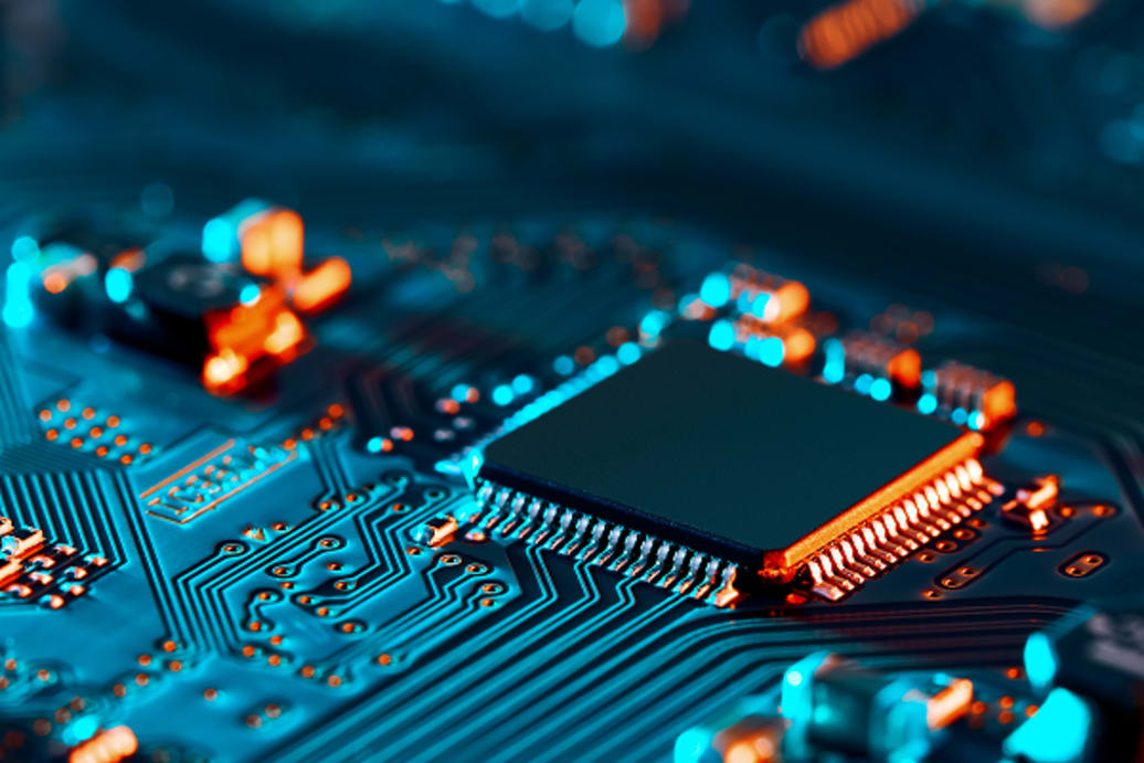 Vue rapprochée d'une puce électronique et de ses circuits imprimés rétroéclairés