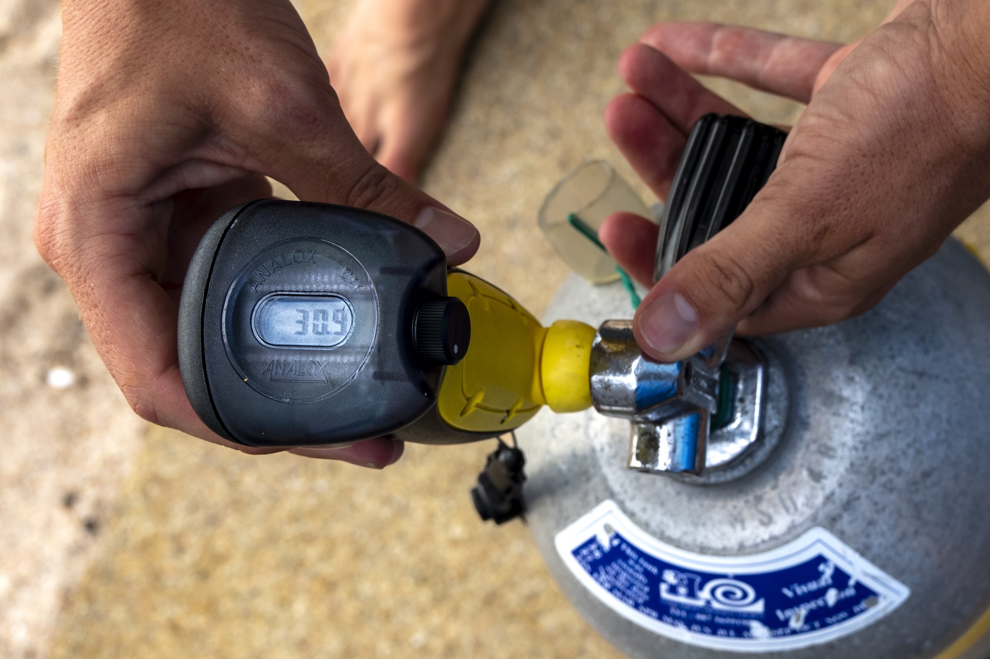 SSI Nitrox Specialty course. Student measuring oxygen percentage.