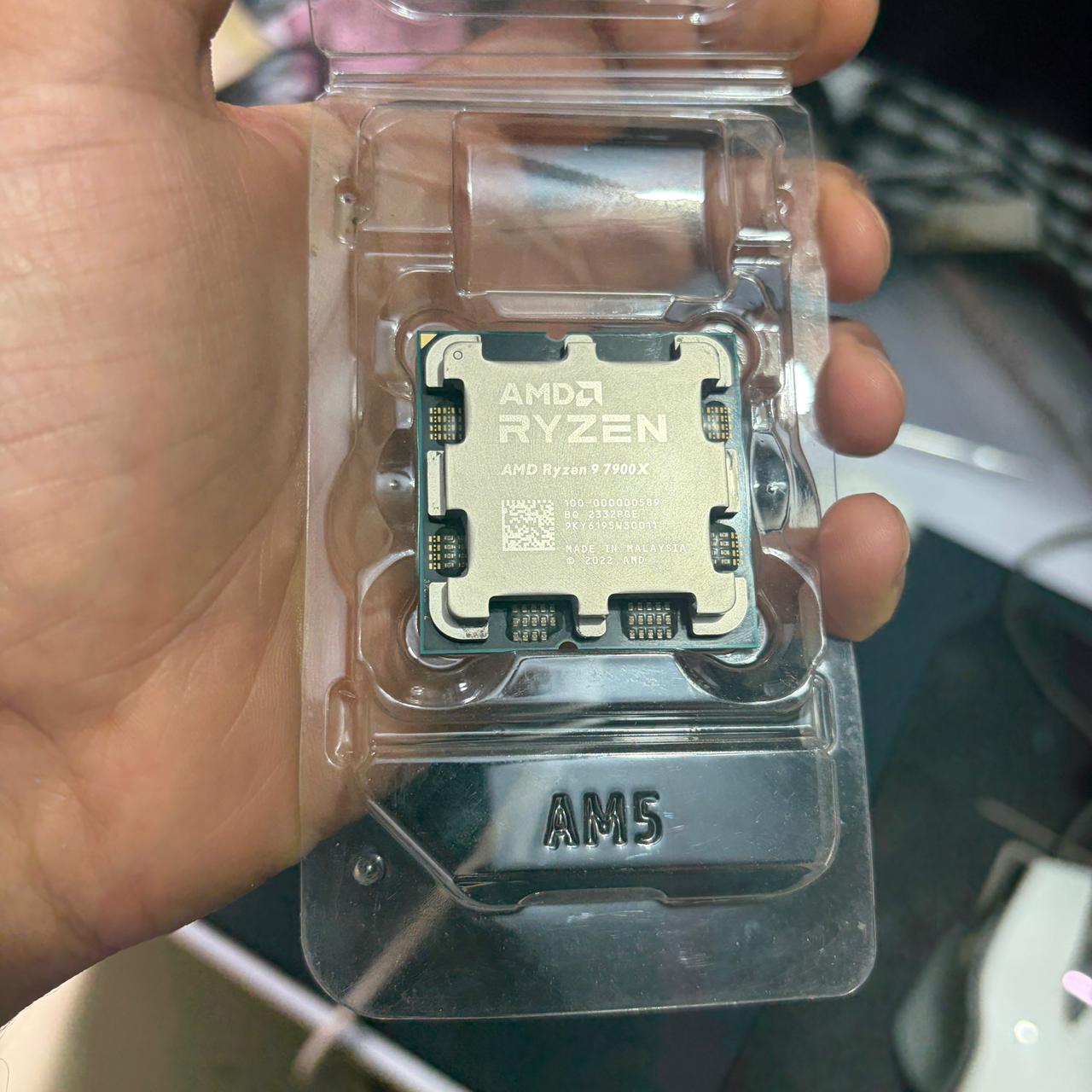AMD Ryzen 9 7900X Processor with Radeon Graphics 6 AMD Ryzen 9 7900X Processor with Radeon Graphics