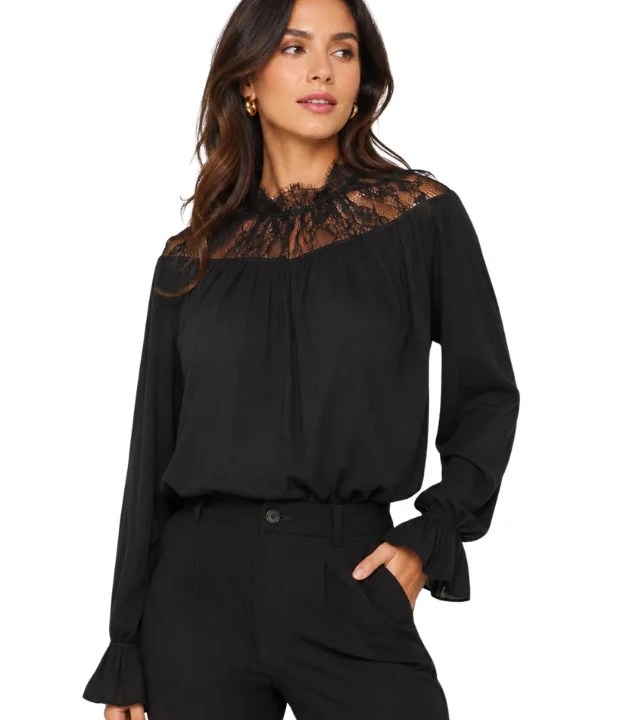 BLUSA SOLTA GOLA ALTA DETALHE RENDA
