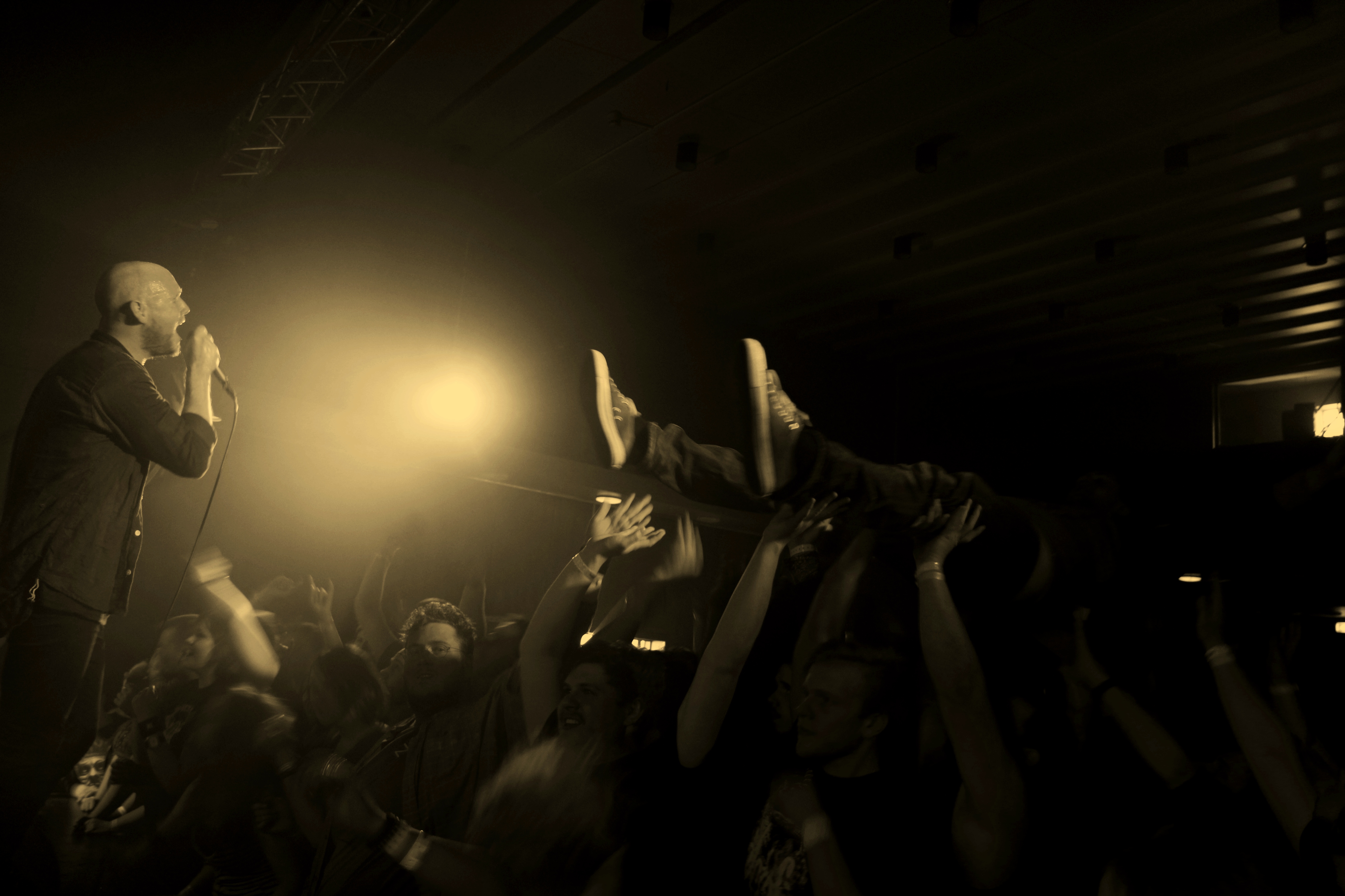 Agent Fresco played their first gig in eight months, and absolutely packed Egilsbúð venue. They unveiled some new tunes that were darker than their previous material. They end their set with their newest single, “Darkwater.”