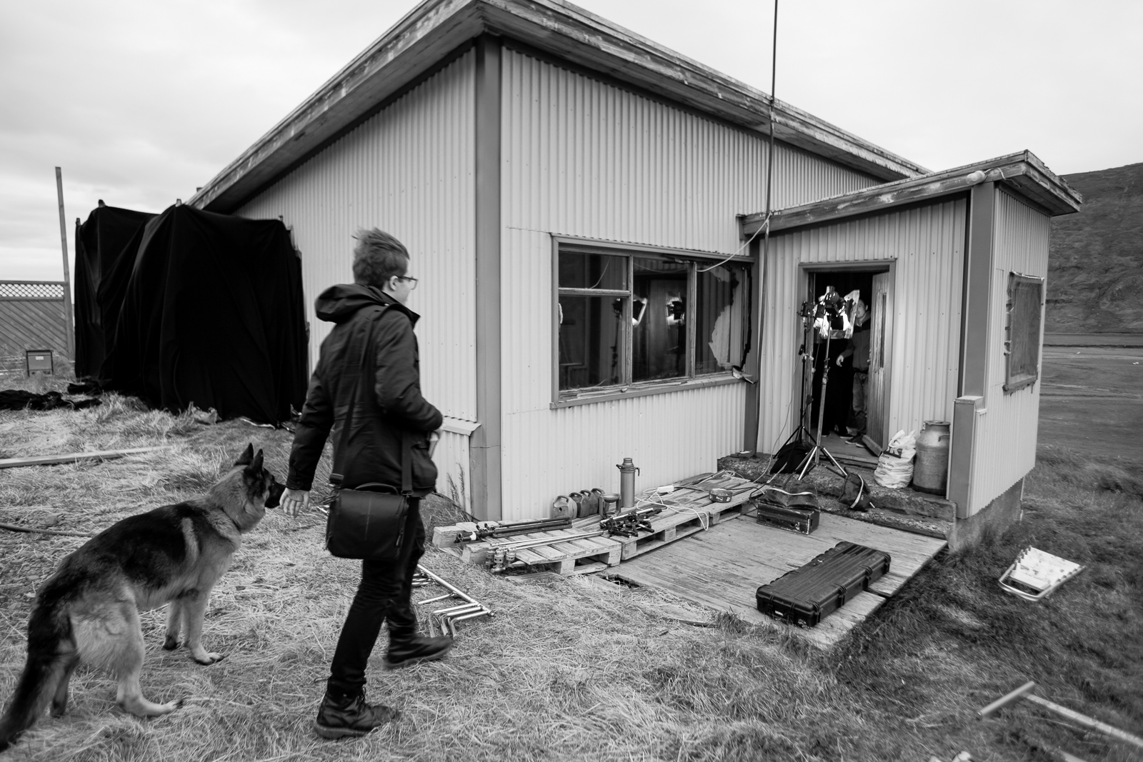 On the set of Mara. Photos by Art Bicnick.