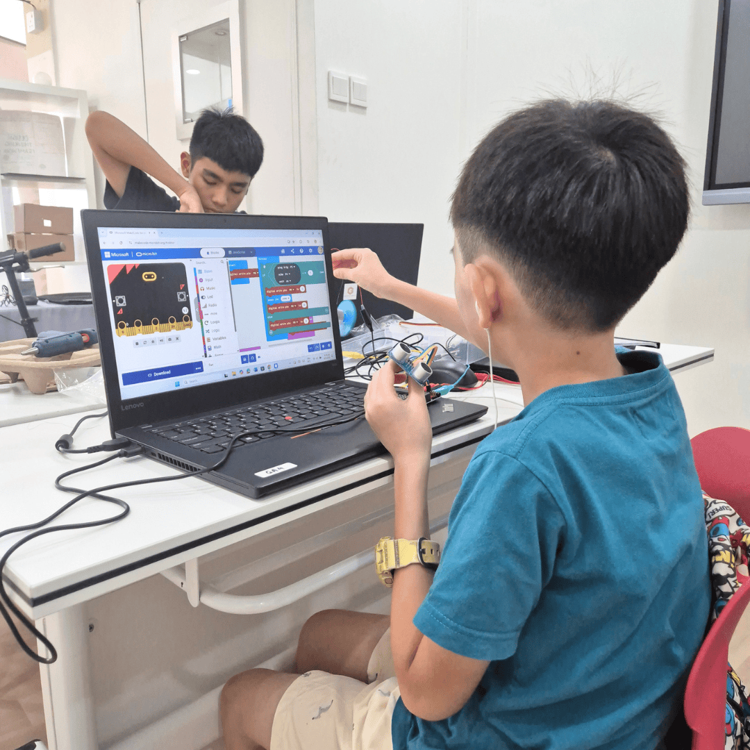 students building robotics