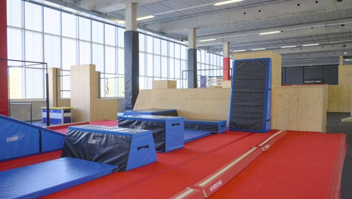 Enfants et ados participant aux cours annuels de trampoline et parkour à Gravity Park