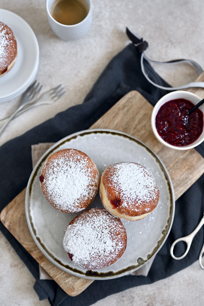 Kreppel mit Himbeerkonfitüre