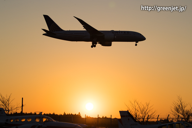 成田空港へ着陸する飛行機を夕焼けの空をバックに | MGT Greenjet