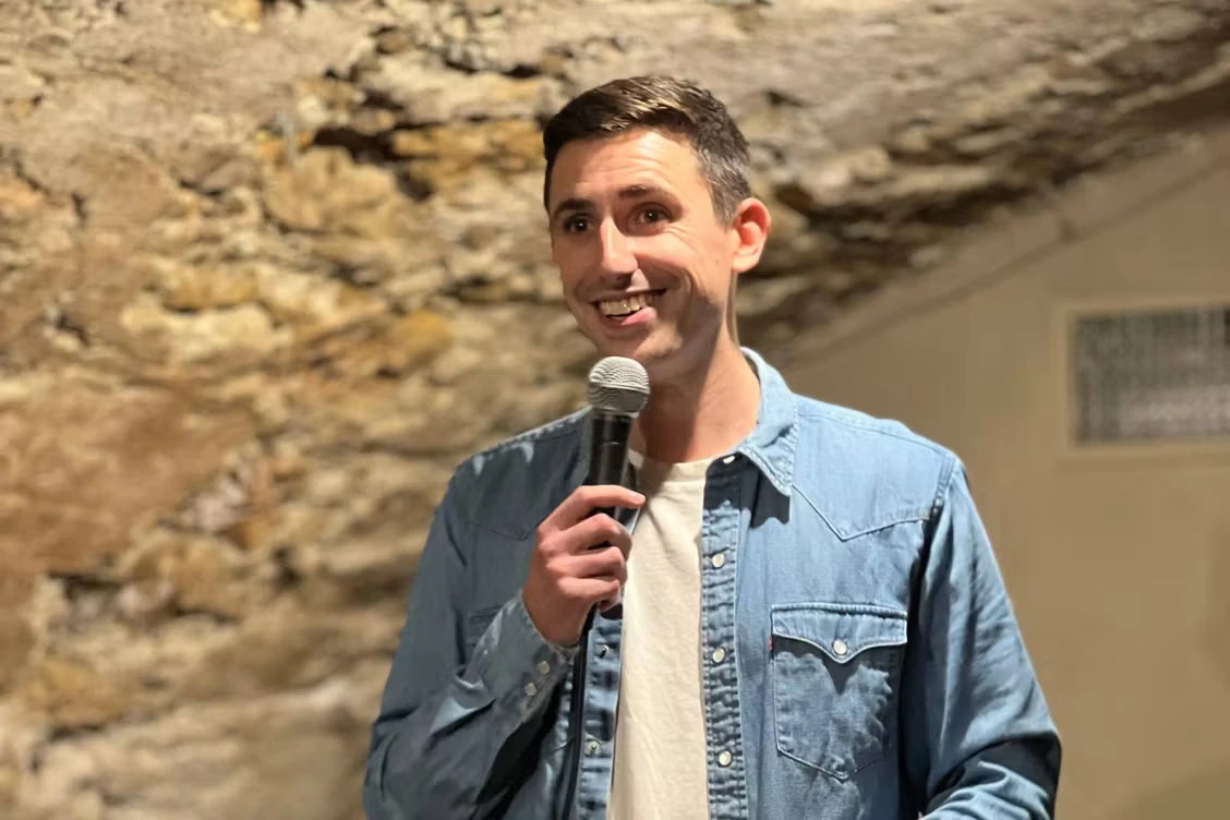 Yoann Le Blévennec, fondateur de Green Stand-Up, sensibilise à l’écologie par l’humour lors d’interventions et d’événements