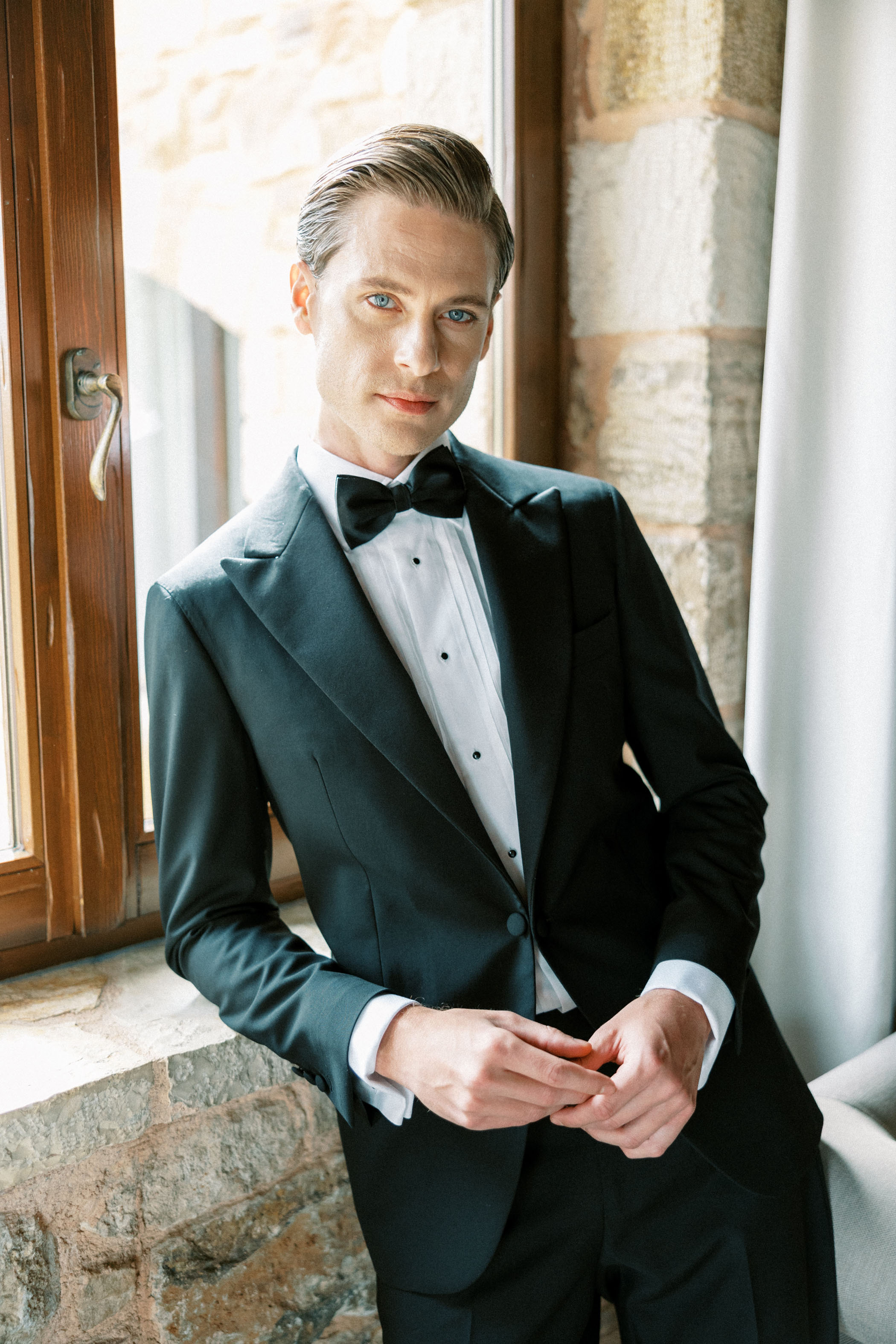 groom in black tux