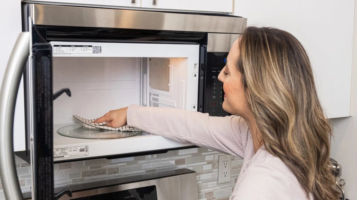 माइक्रोवेव को इन टिप्स की मदद से करें साफ: Microwave Cleaning Tips