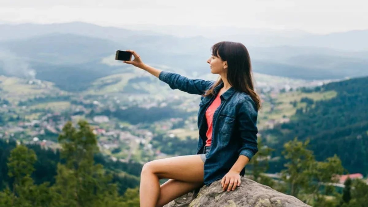 पहाड़ों पर घूमने जाएं तो सेल्फी लेते समय ध्यान रखें 5 जरूरी बातें: Selfies Precautions in the Mountains