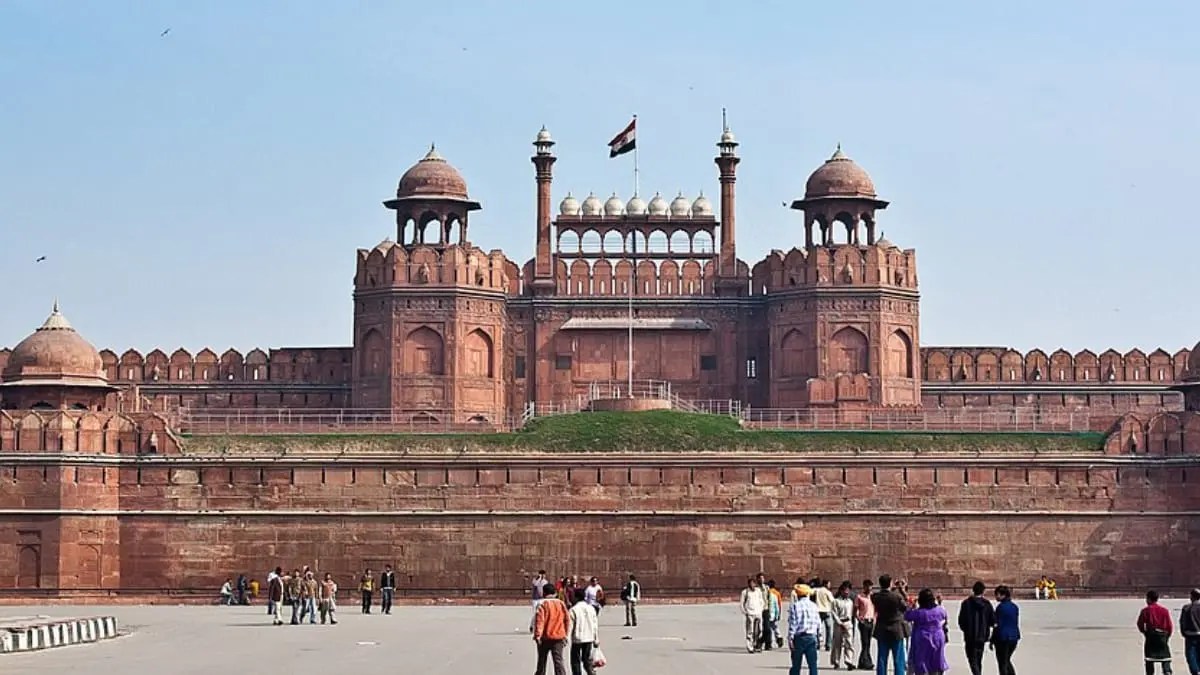 ndependence Day Speech in Hindi: स्वतंत्रता दिवस करीब है और देशभर में इस दिन को धूमधाम से मनाया जाता है। हर स्कूल, कॉलेज, सोसायटी, दफ्तर और अन्य जगहों पर स्वतंत्रता