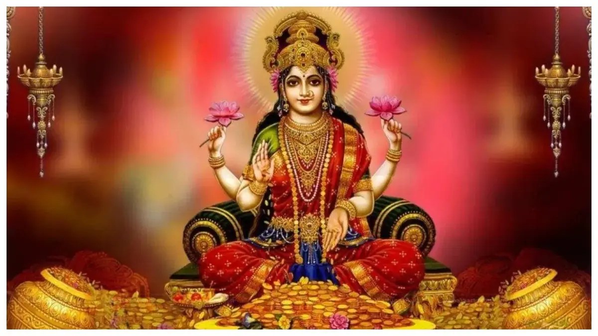Goddess Lakshmi is considered the deity of wealth, prosperity, and good fortune. It is believed that those who receive her blessings never face financial difficulties. Such people are considered lucky