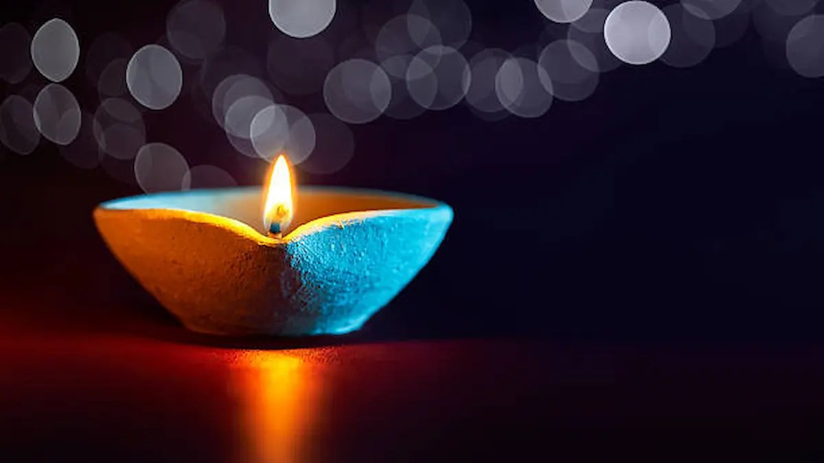 शाम के समय घर की छत पर दीपक जलाने से क्या होता है, जानें: Diya Vastu Upay