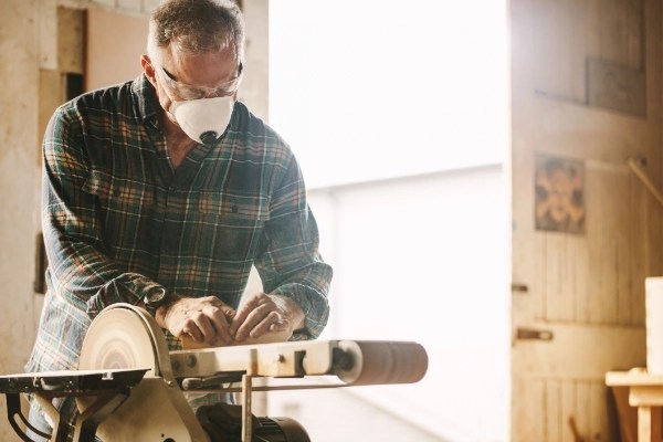 Grind the perfect edge on all your tooling and cutting edges with this combination grinder/belt sander. Bench Grinder vs Belt Sander - WhatÂ´s The Difference
