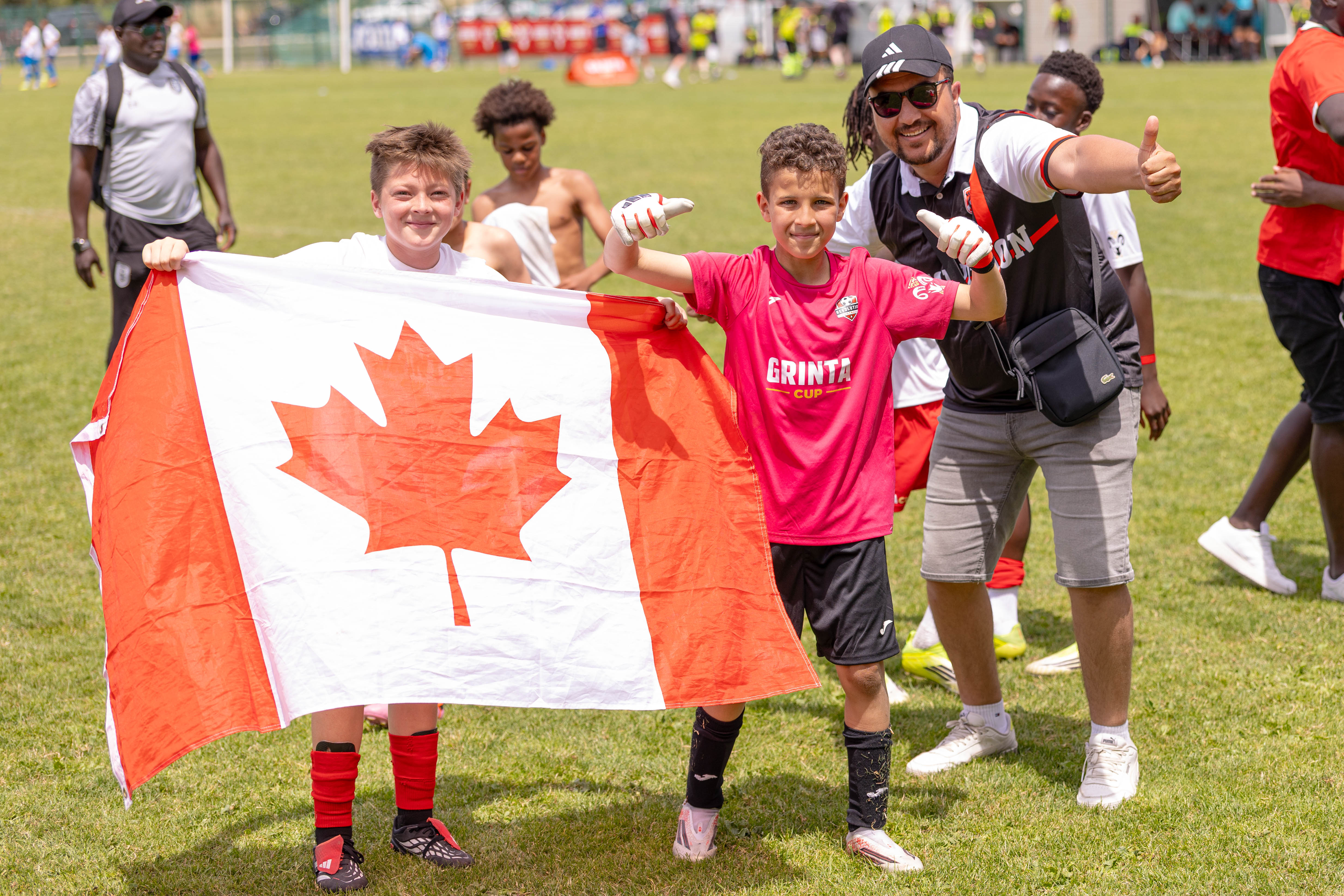 Jeunes joueurs célébrant avec le drapeau du Canada