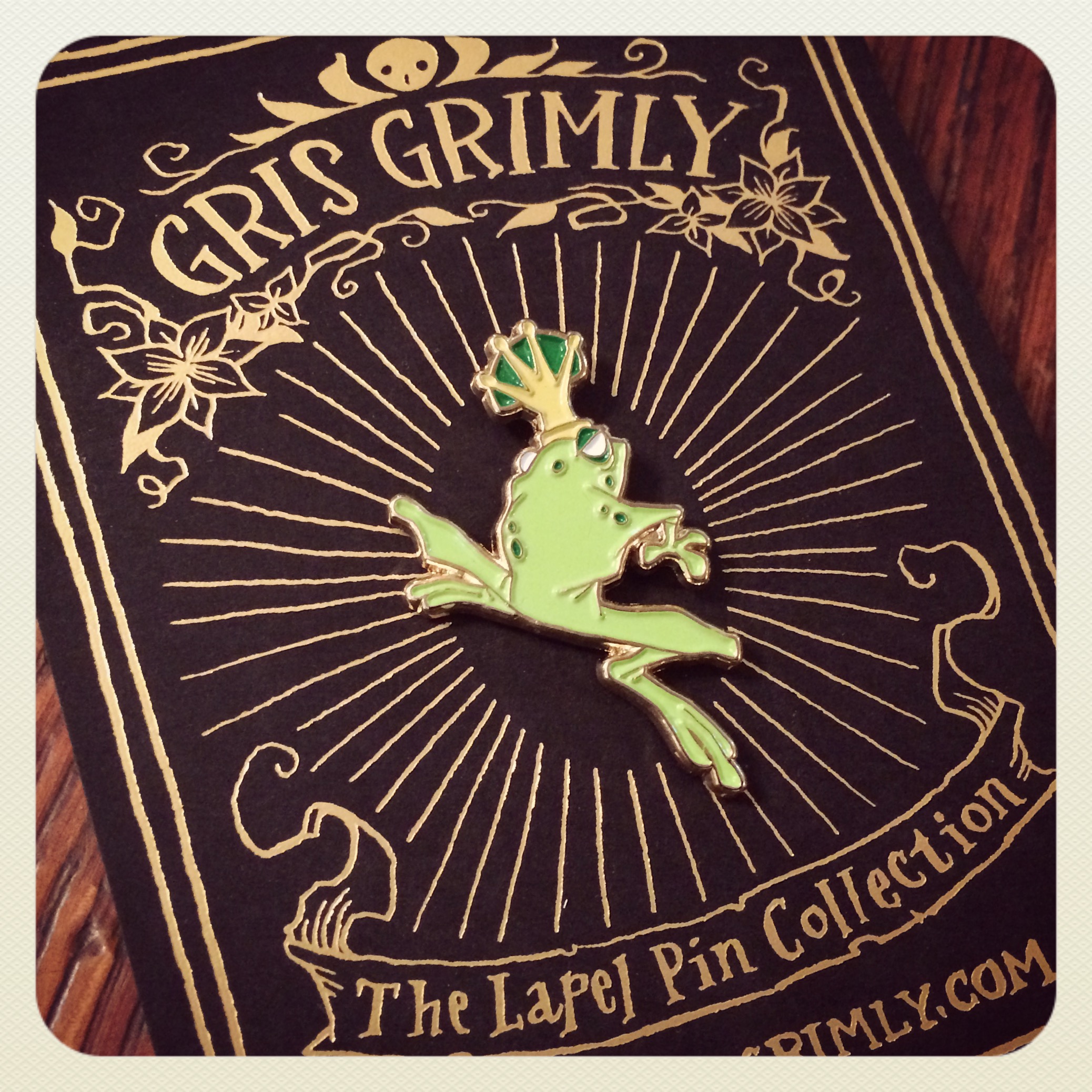 STORE CURIOS EMERALDFROG