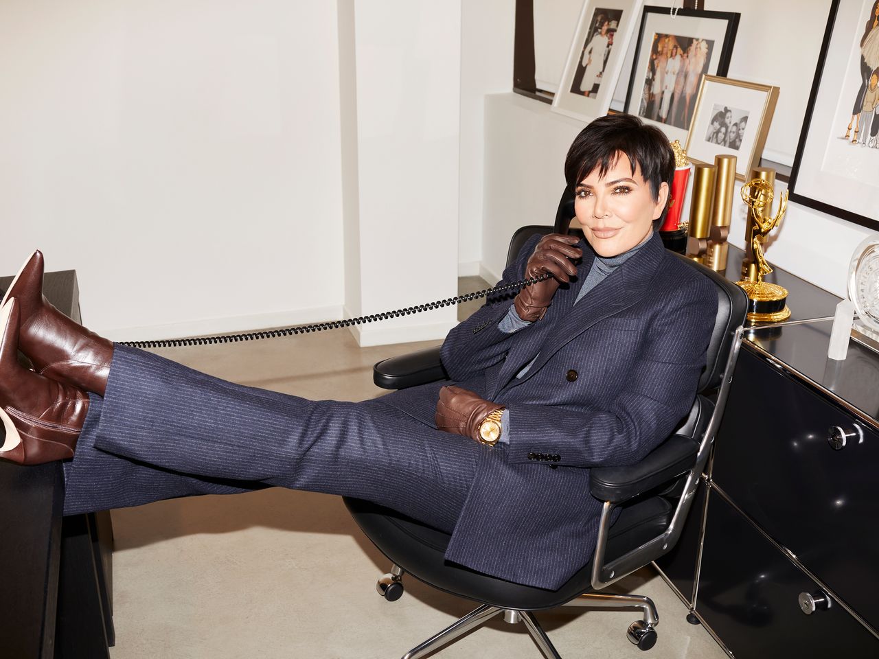 Foto di Kris Jenner seduta alla scrivania scattata per un editoriale del Wall Street Journal.