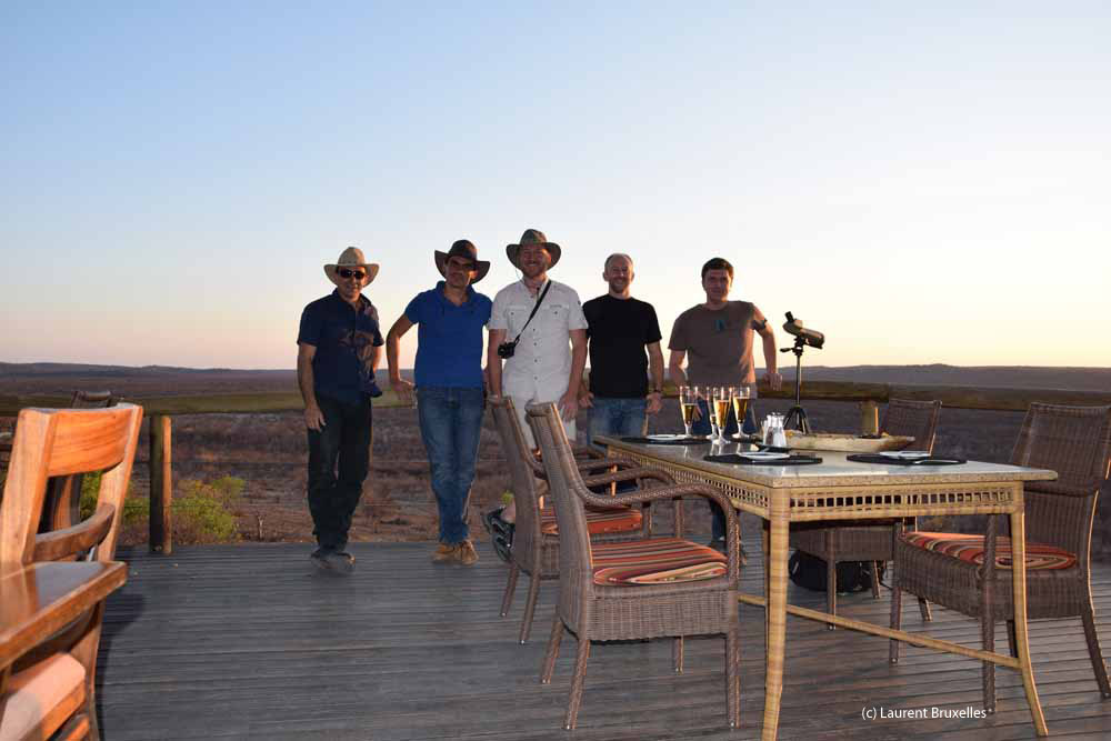 Pose dans le parc d'Etosha. De gauche à droite : Laurent Bruxelles, José Braga, XX, Dominic Stratford et XXX (c) Laurent Bruxelles