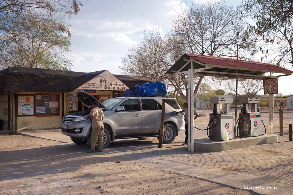 Sur le chemin du retour, ravitaillement à Tsumkue (c) Laurent Bruxelles