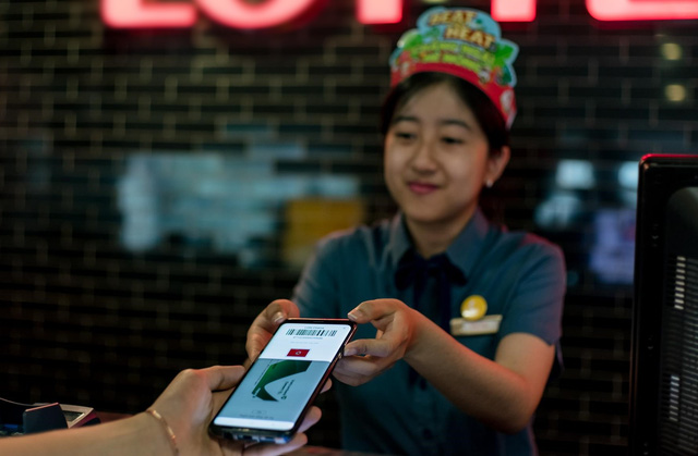 Chia tay ví, giới trẻ ngày nay chỉ cần smartphone là tha hồ tung quẩy - Ảnh 10.