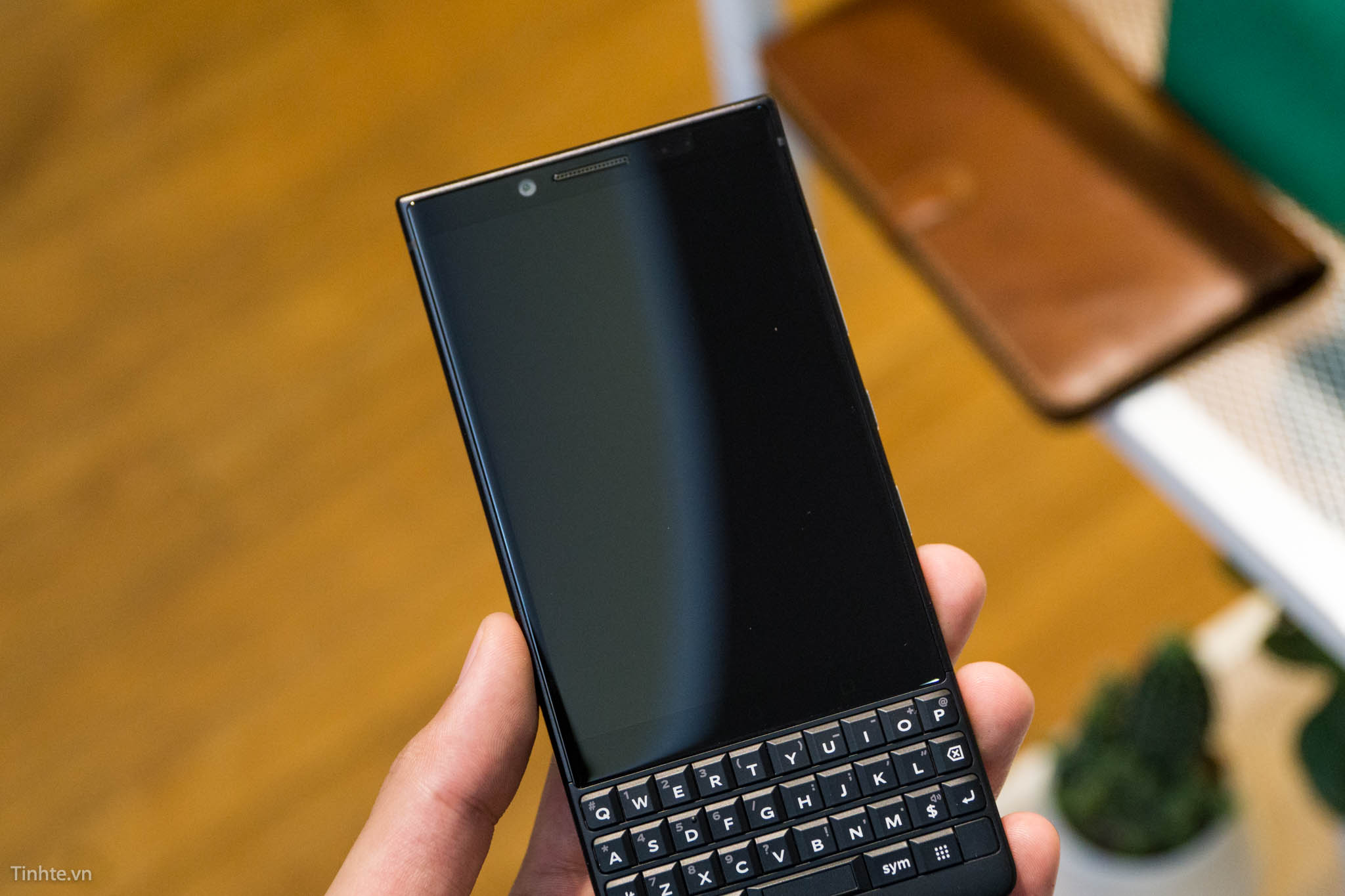 Đang tải tinhte_blackberry_key2-15.jpg…