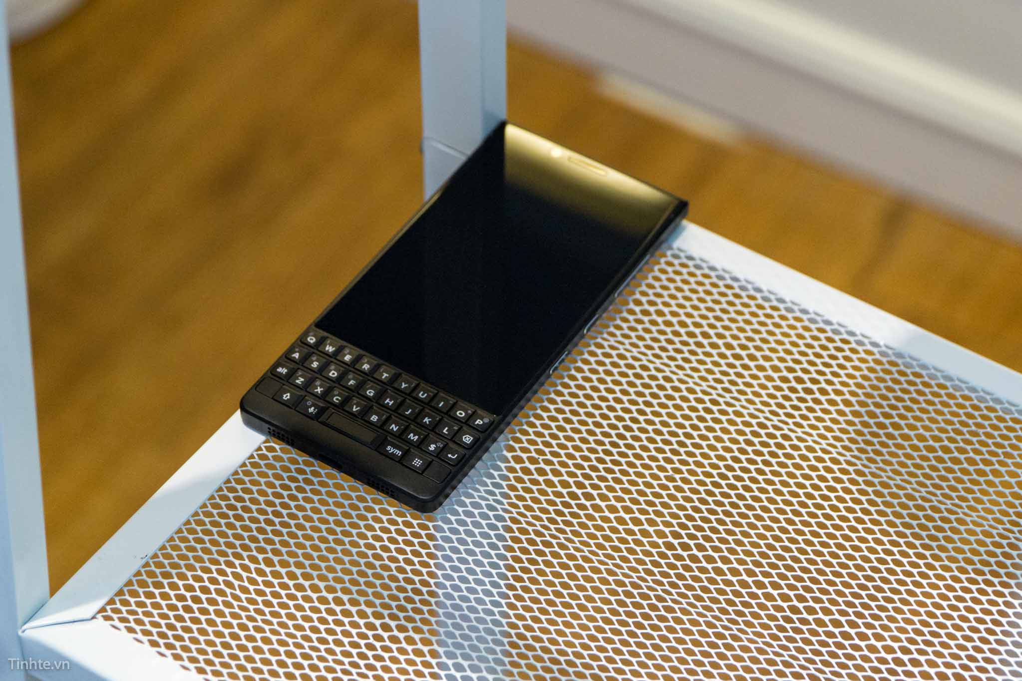 Đang tải tinhte_blackberry_key2-13.jpg…