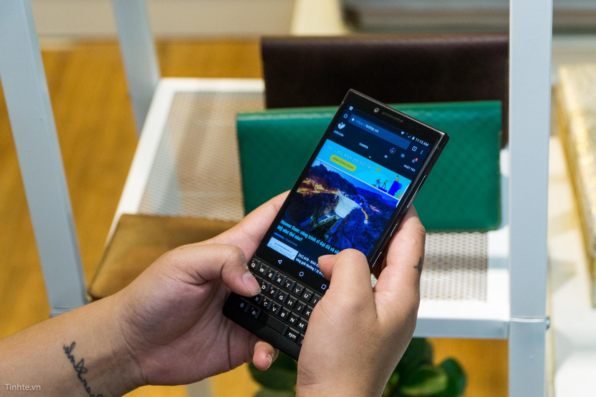 Đang tải tinhte_blackberry_key2-18.jpg…