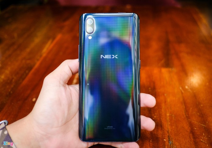 Anh Vivo Nex S tai VN - camera an, cam bien van tay duoi man hinh 