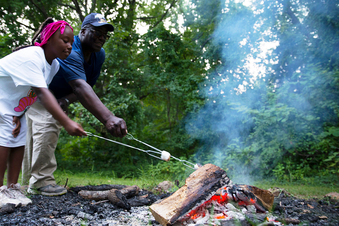 are-you-man-enough-to-be-a-girl-scout-these-5-superstar-volunteers-are