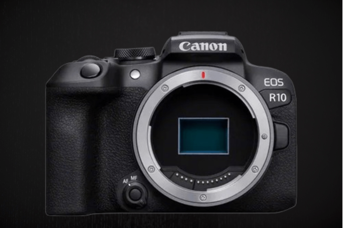 كاميرا Canon EOS R10 معروضة بوضوح بخلفية أنيقة تبرز تصميمها الصغير والخفيف
