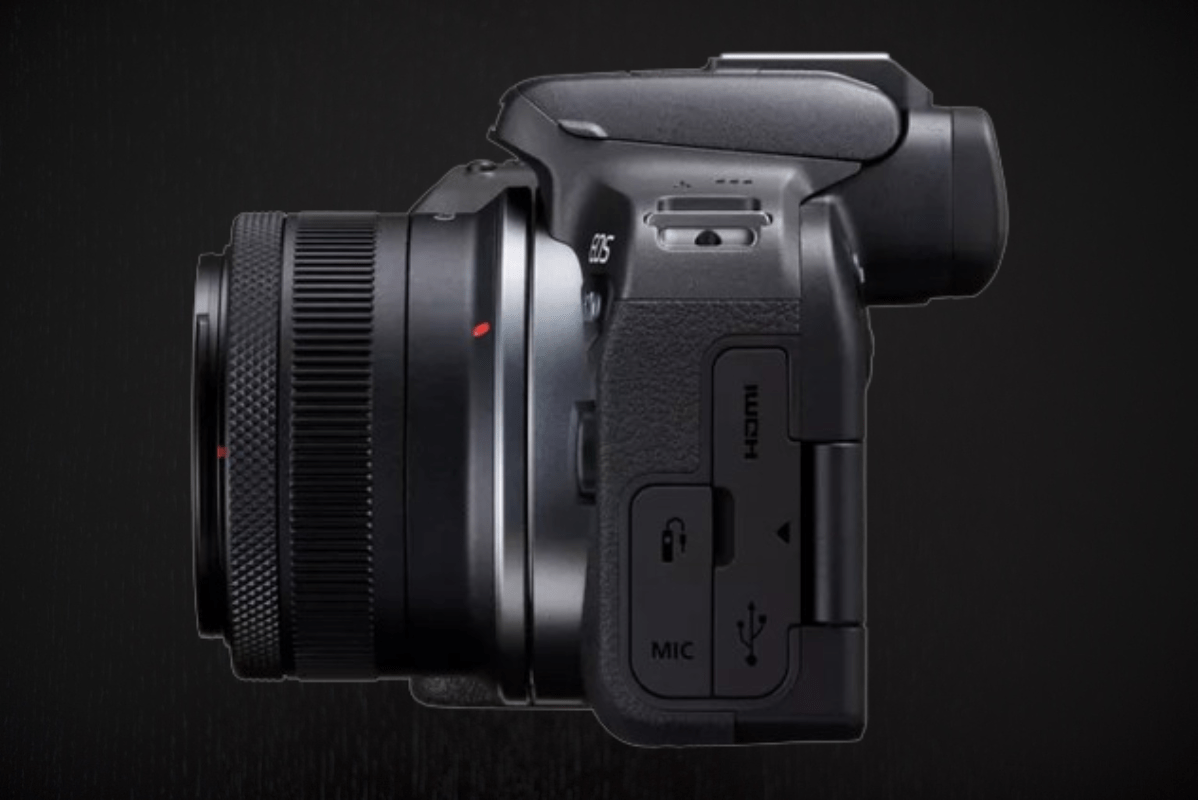 كاميرا Canon EOS R10 معروضة بوضوح بخلفية أنيقة تبرز تصميمها الصغير والخفيف.