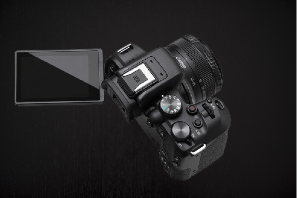 تصميم Canon EOS R10 الأنيق مع قبضة مريحة وشاشة لمس قابلة للتدوير.