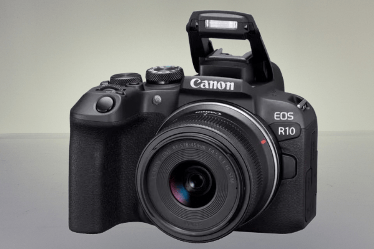 كاميرا Canon EOS R10 معروضة بوضوح بخلفية أنيقة، تُبرز تصميمها الصغير والخفيف.