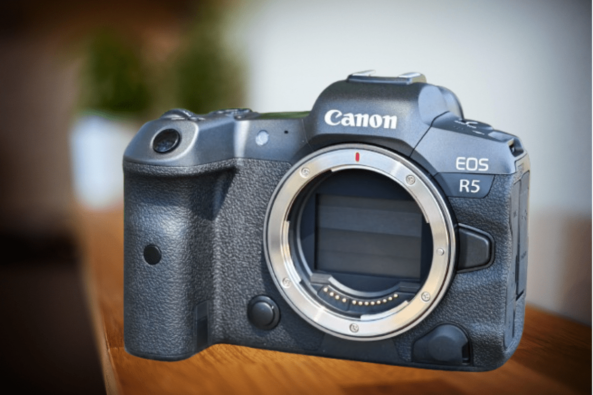 كاميرا Canon EOS R5 معروضة بخلفية أنيقة تبرز تصميمها الاحترافي والدقيق.