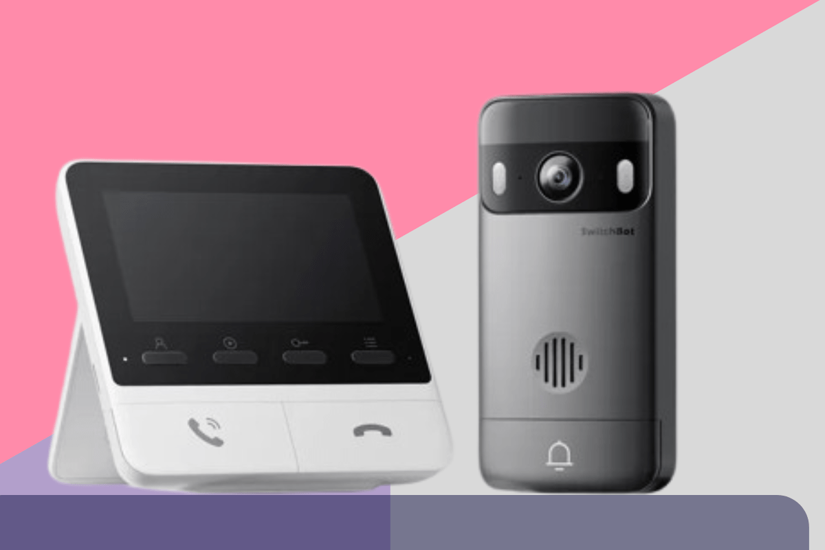 صورة لجهاز SwitchBot Video Doorbell، جرس باب ذكي يتميز بتصميم عصري وكاميرا بدقة 2K، مع زاوية رؤية واسعة وتقنيات الكشف عن الحركة باستخدام الذكاء الاصطناعي. يظهر الجهاز مثبتًا على باب منزل حديث، مما يبرز التكامل بين التكنولوجيا المتطورة والأمان المنزلي.