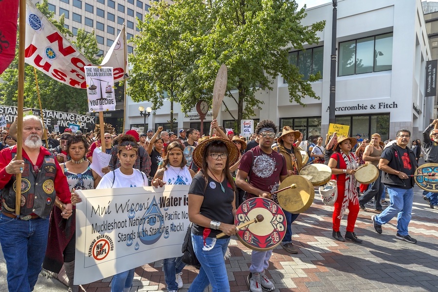 Debout avec Standing Rock ! Marche et rassemblement pacifiques à Seattle.