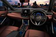 Interior do modelo Cross é idêntico ao da versão sedã do Corolla, com direito à central multimídia de 8”. 